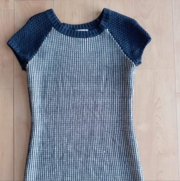 Made To Look Amazing Women's Medium Blue & White Short Sleeve Tunic Knit Sweater - Picture 3 of 5
